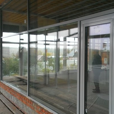витражное остекление фасадными алюминиевыми конструкциями с большими стеклопакетами