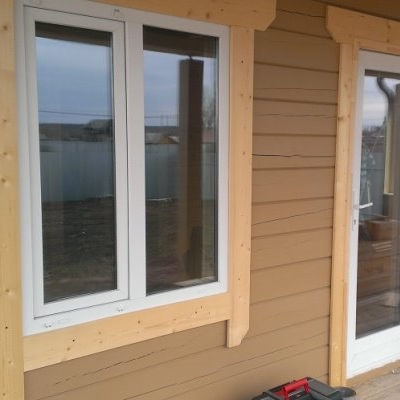 белые окна в доме из бруса с деревянными наличниками дверь усиленная