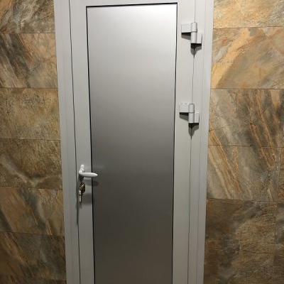 Дверь алюминий Серый РАЛ 9006 композит с наличниками