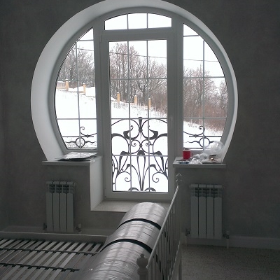 арочное окно и балконная дверь Века с белыми шпросами в стеклопакете