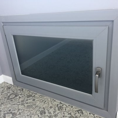 Техническое окно для обслуживания кондиционера внутренняя ламинация с матовым тонированным стеклопакетом и наличниками