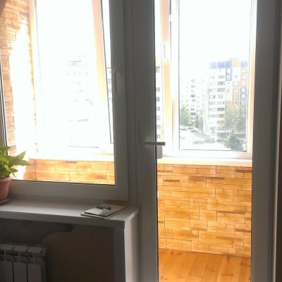остекление балконного блока с панорамным остеклением двери и балкон